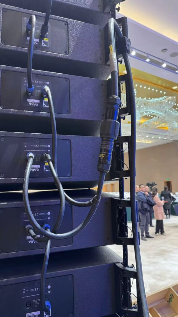 DO.7 Speaker cable on line array
