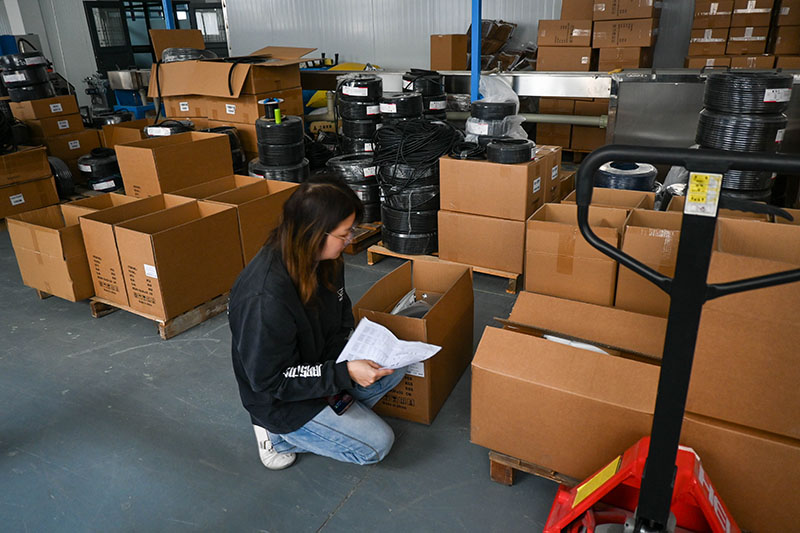 export team packing orders for shipping